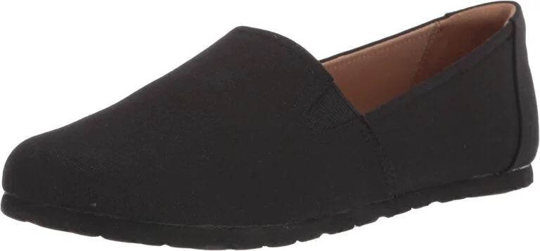 Amazon Essentials Women’s Casual Slip-On Canvas Flat